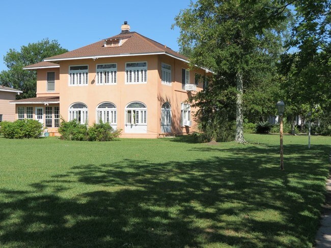 Foto del edificio - 141 Woodworth Blvd
