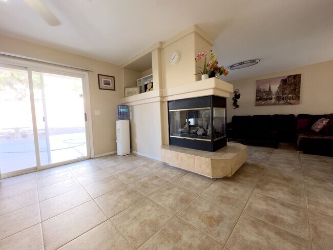 Foto del edificio - Beautifully Maintained Home Near Schools & Shopping!