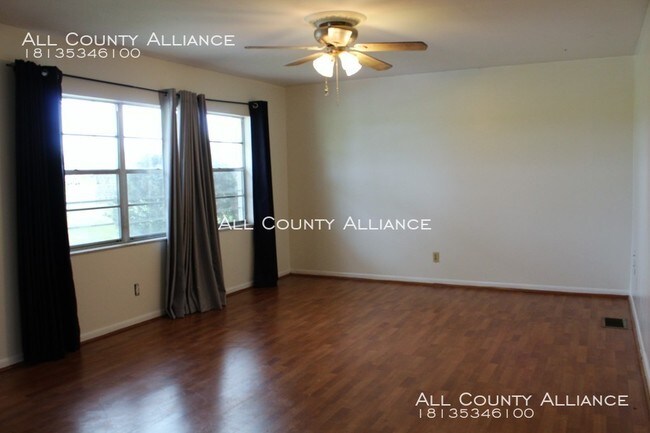 Building Photo - Must See Home on 5 Acres!