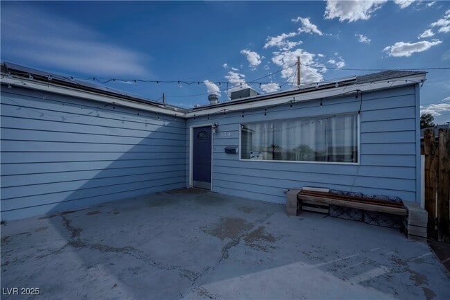 Building Photo - 550 Karen Way