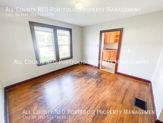 Foto del edificio - Charming 2-Bedroom Home with Fenced Backya...