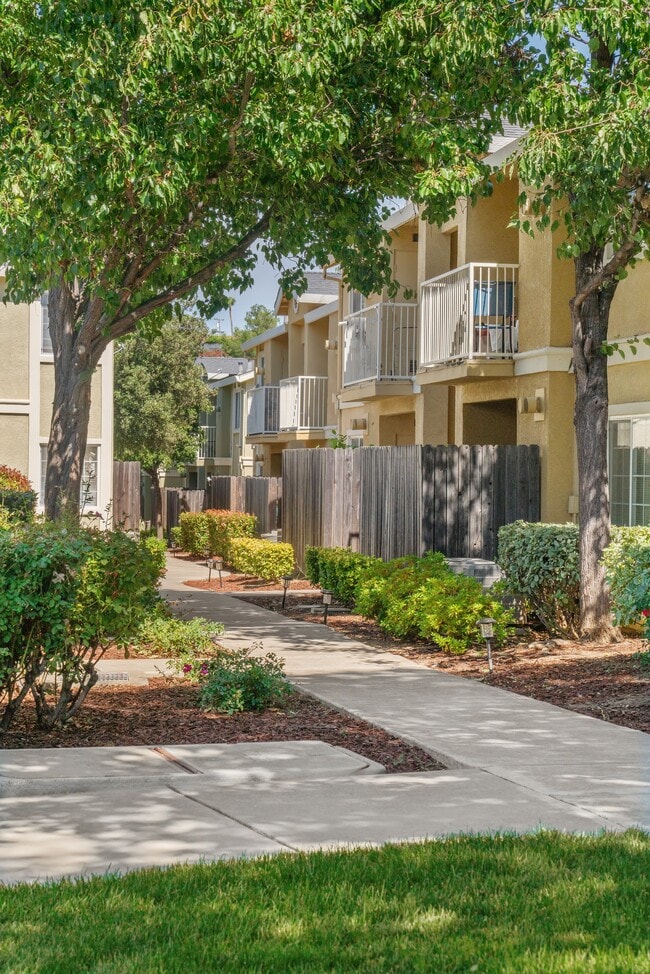 Building Photo - Creekside Village