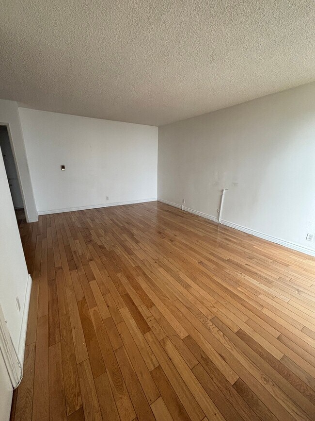 Foto del edificio - 2042 Beachwood Dr