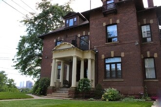 Building Photo - 646 Broadview Av