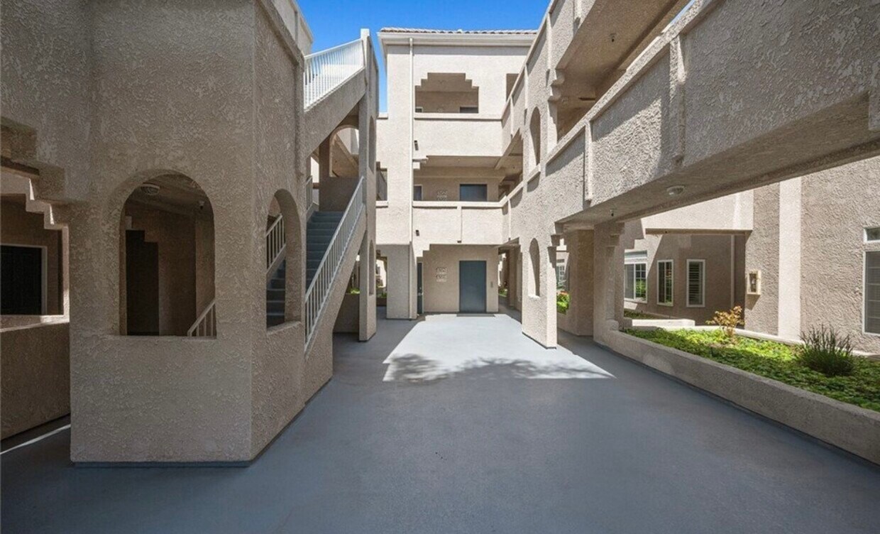 Foto principal - 4581 Warner Ave
