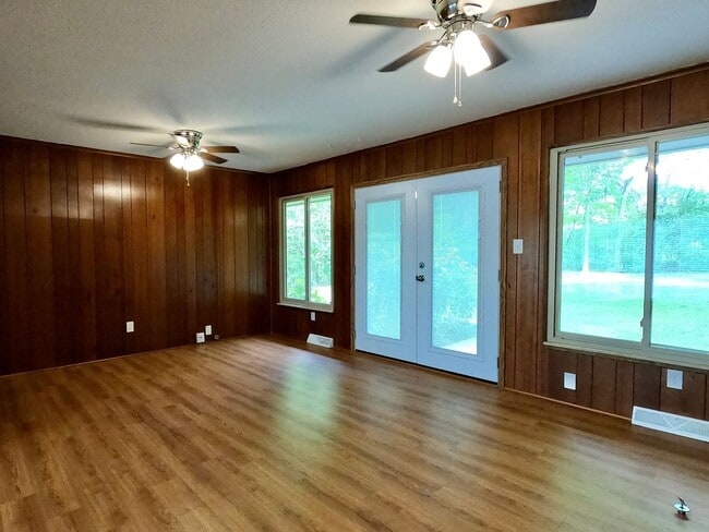 Building Photo - RANCH WITH LARGE LOT IN CRESTWOOD HILLS
