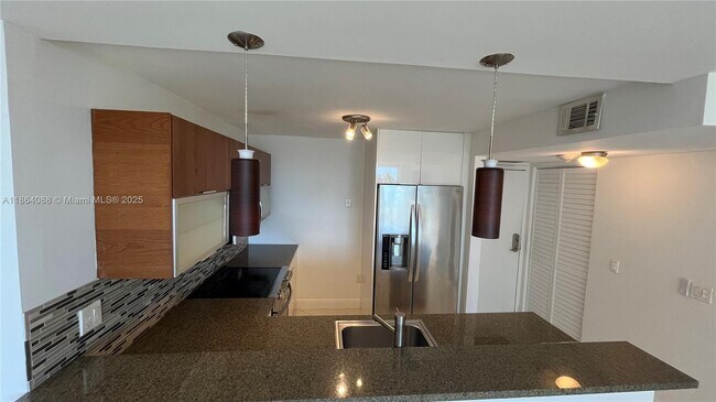 Foto del edificio - 600 NE 36th St