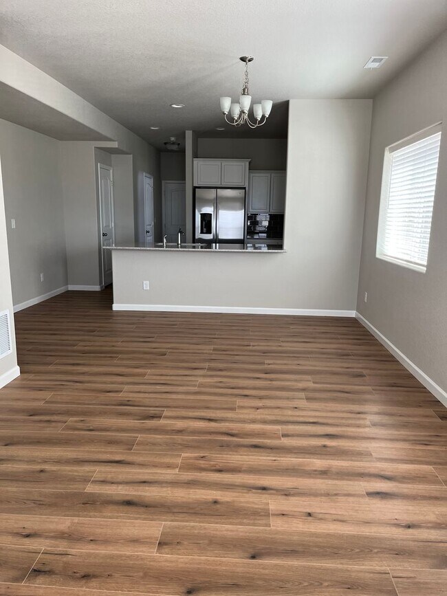 Foto del edificio - NEWER END UNIT TWO STORY TOWNHOME WITH A/C...