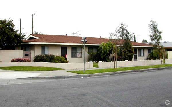 Primary Photo - 1651 W Catalpa Dr