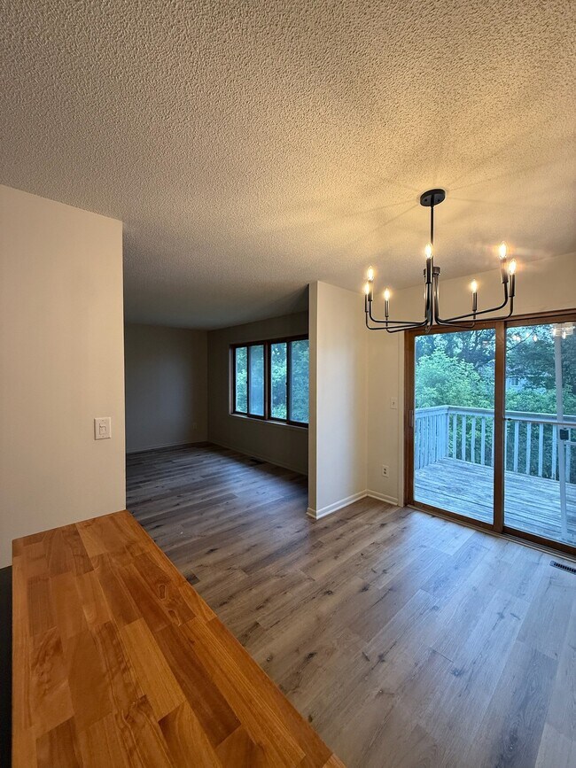 Foto del edificio - 8916 Magnolia Ln N