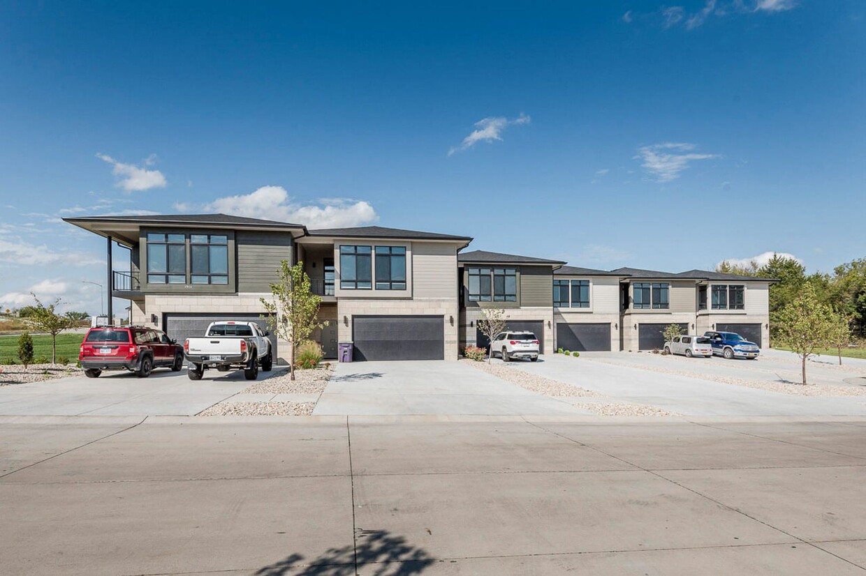 Primary Photo - Luxury Townhome in beautiful west side nei...