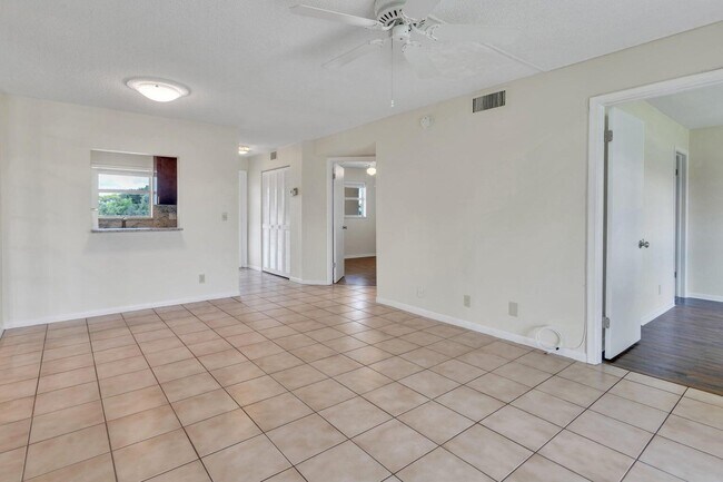 Building Photo - 9911 Sandalfoot Blvd