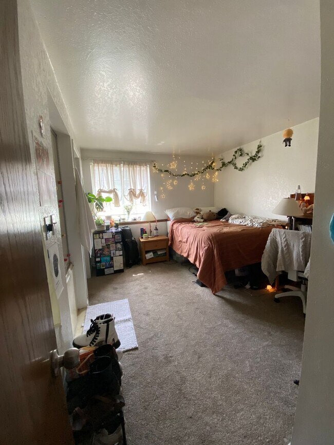 Foto del edificio - PRIVATE ROOM AVAILABLE NOW