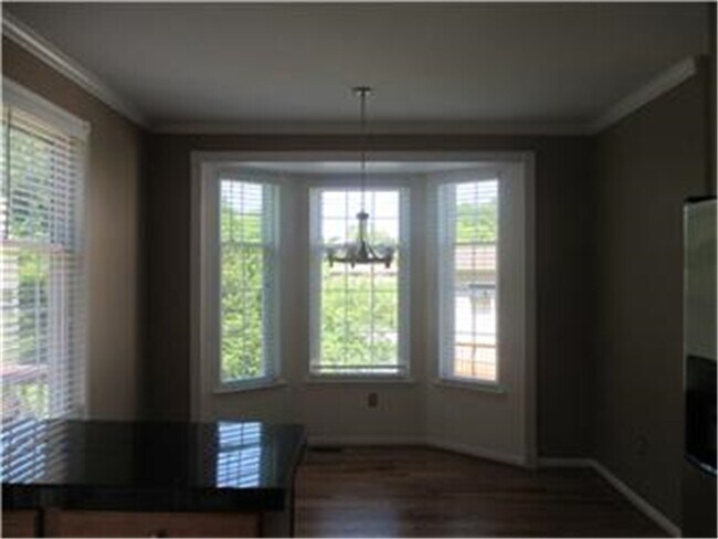 Building Photo - 14 Emandan Ln