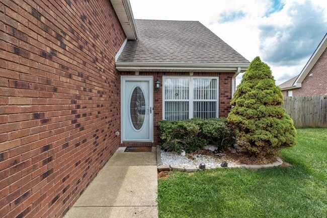 Building Photo - Three Bedroom with Bonus!