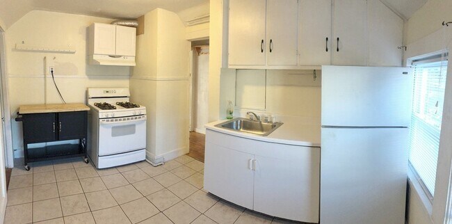Building Photo - Good credit, solid income, and references ...