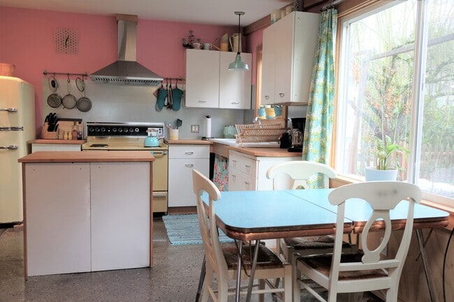 Building Photo - 10733 Phinney Ave N