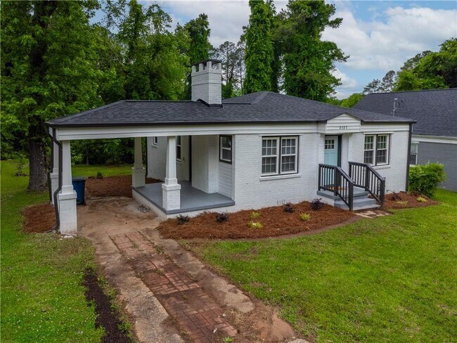 Building Photo - 2137 Delowe Dr