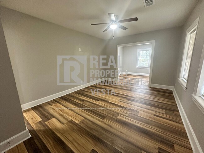 Foto del edificio - 1076 Carlisle Ave