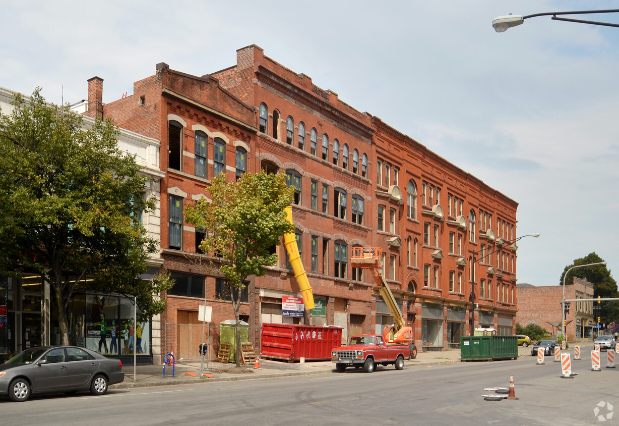 Building Photo - Red Jacket Flats