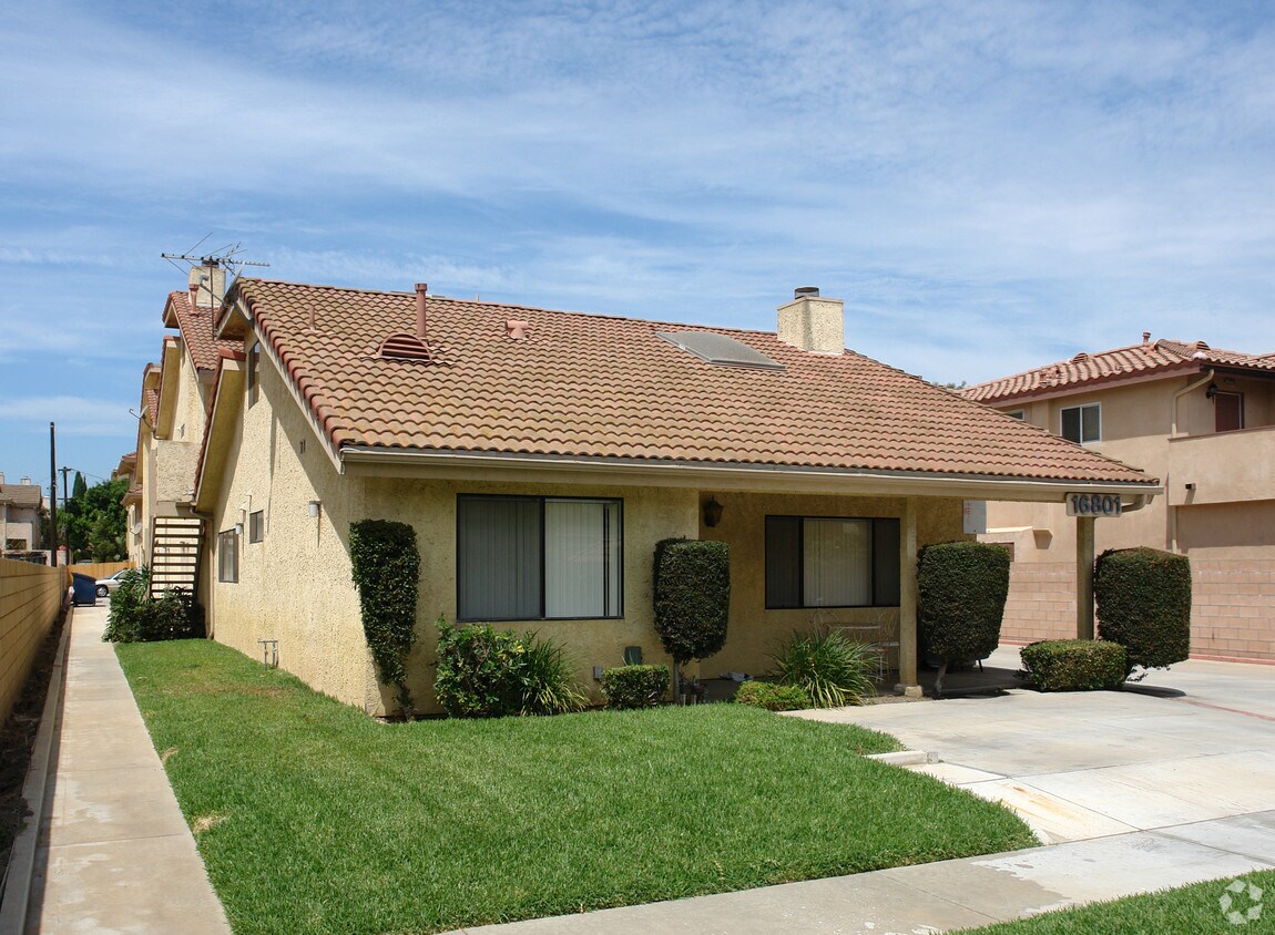 Foto del edificio - 16801 Roosevelt Ln