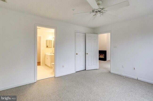 Building Photo - 10010 Vanderbilt Cir