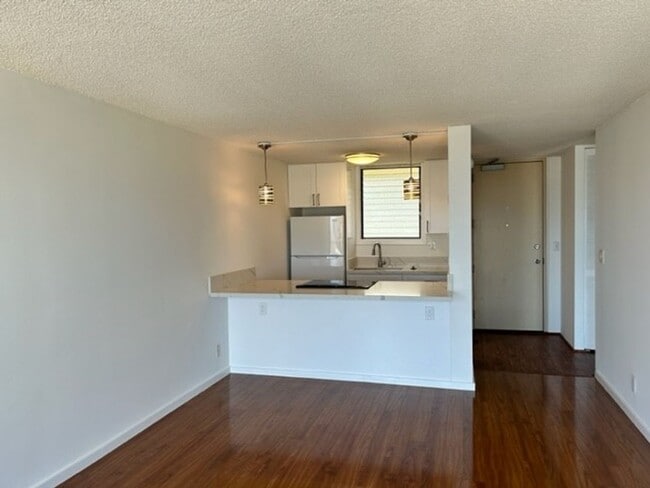 Building Photo - Updated 1-BR, 1-BA with 1-parking