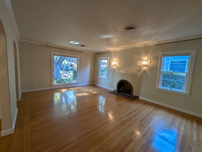 Building Photo - 1041 Robertson Way