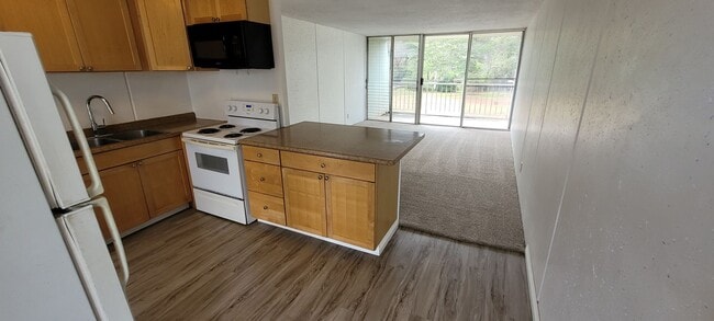 "Woodlawn Terrace" Melemanu 2 Bedroom, 1 Bath and 1 Reserved Parking - "Woodlawn Terrace" Melemanu 2 Bedroom, 1 Bath and 1 Reserved Parking Apartment