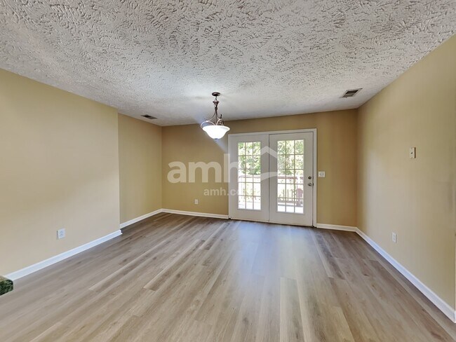 Foto del edificio - 544 Windy Rd