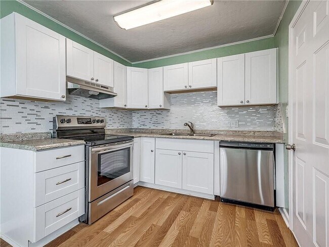 Building Photo - $200.00 off first FULL Month's rent Move-i...