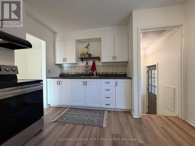 Building Photo - 275 Silverbirch Dr