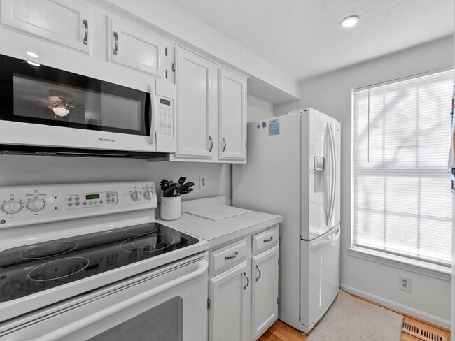 Foto del edificio - Charming Townhome in Reston with 2-bedroom...