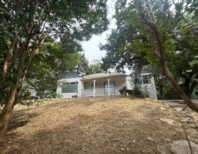 Building Photo - 314 W Clarendon Dr