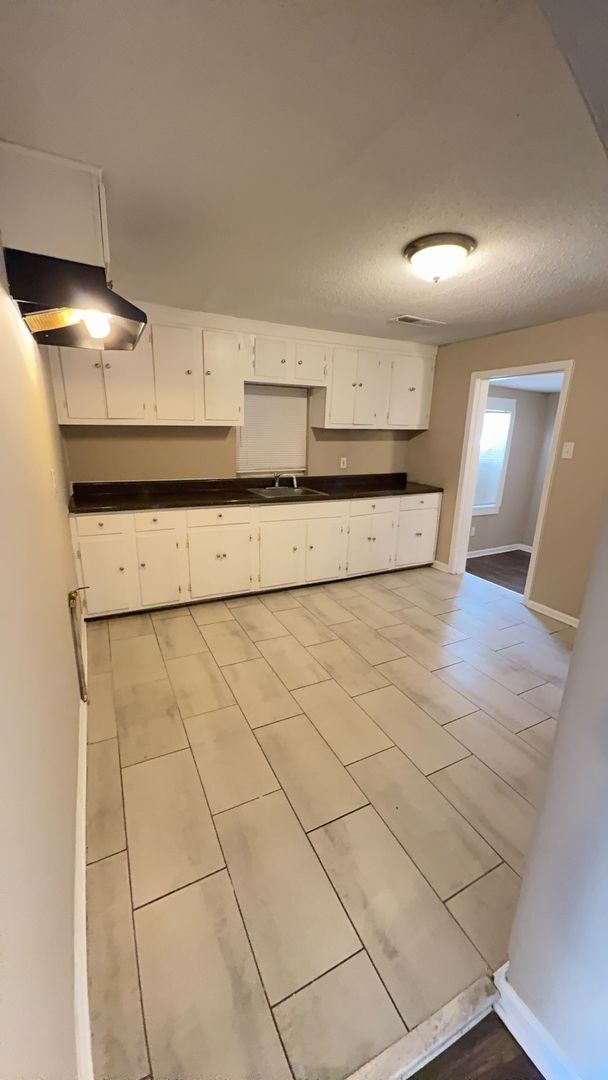 Building Photo - Charming 3 bedroom 2 full bathroom home in...