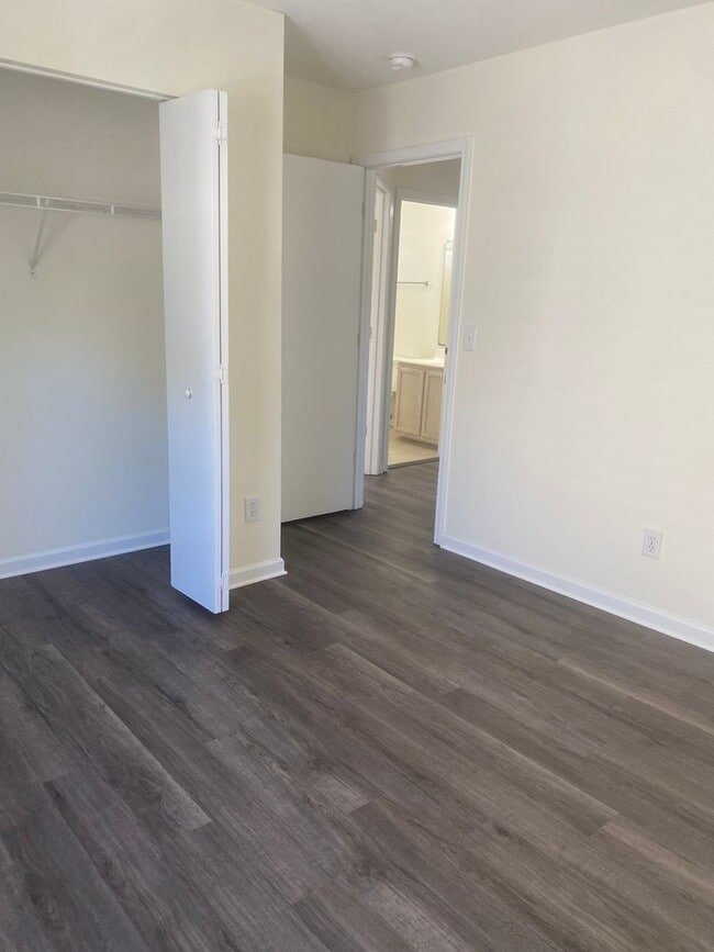 Foto del edificio - Lovely 3 Bed, 2.5 Bath Home in the golf community of Inverness, just off of River Oaks Drive - co...