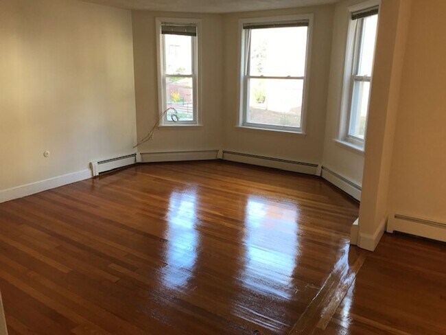 Foto del edificio - No Brokers Fee, No Security Deposit, Heat, Hot water Included, Laundry on a Site, Parking for Rent