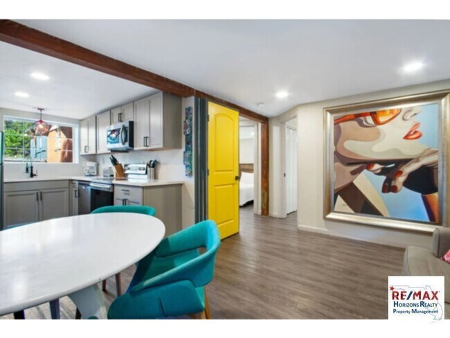 Building Photo - Wonderful downstairs Apartment in historic Pensacola!