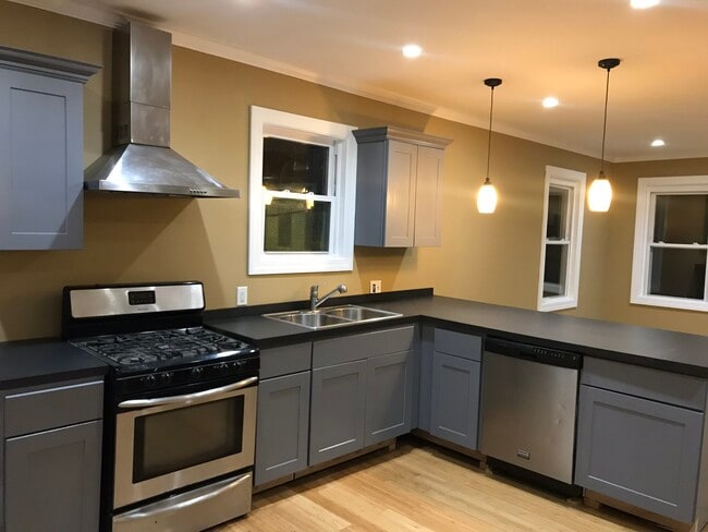 Modern appliances - 46 Powhattan St