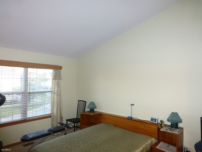 Building Photo - 441 Le Parc Cir
