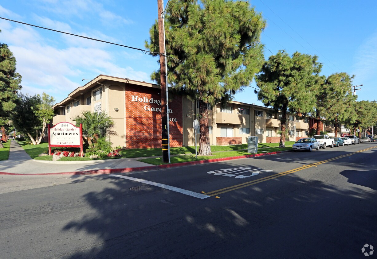 Holiday Garden Apartments Tustin, CA