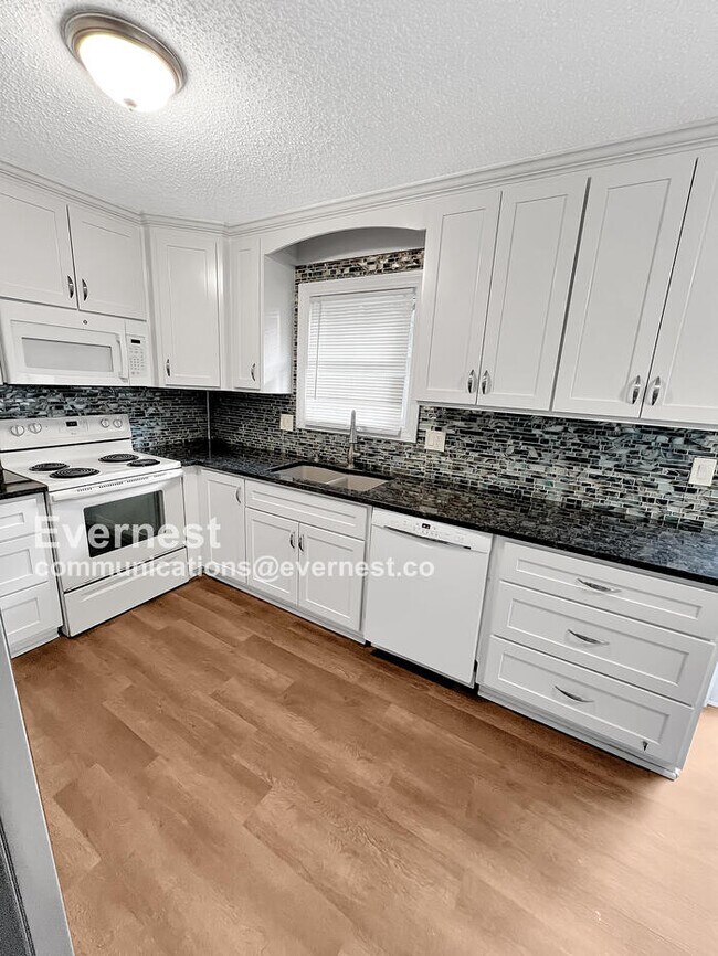 Building Photo - Charming 3-Bedroom Home with Garage / Pet-...