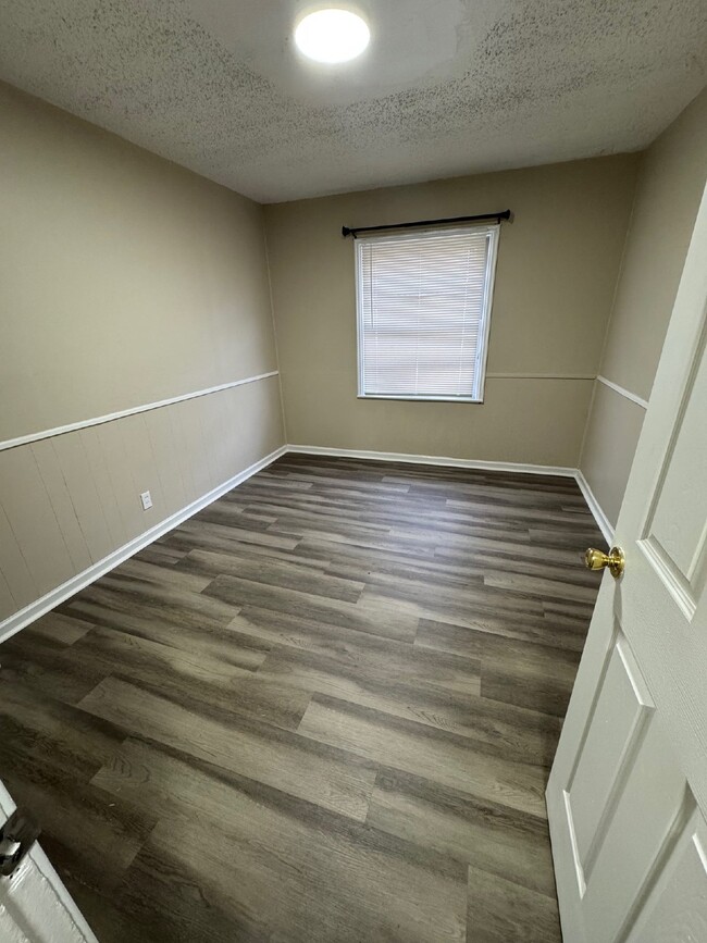 Building Photo - "Cozy 1-Bed Gem in Wichita's Heart - Perfe...