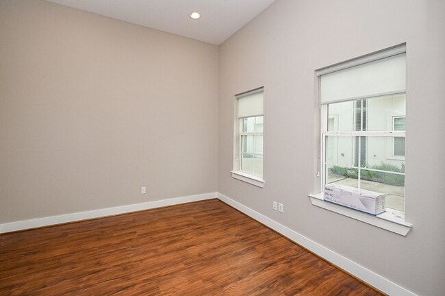Foto del edificio - 955 W 24th St