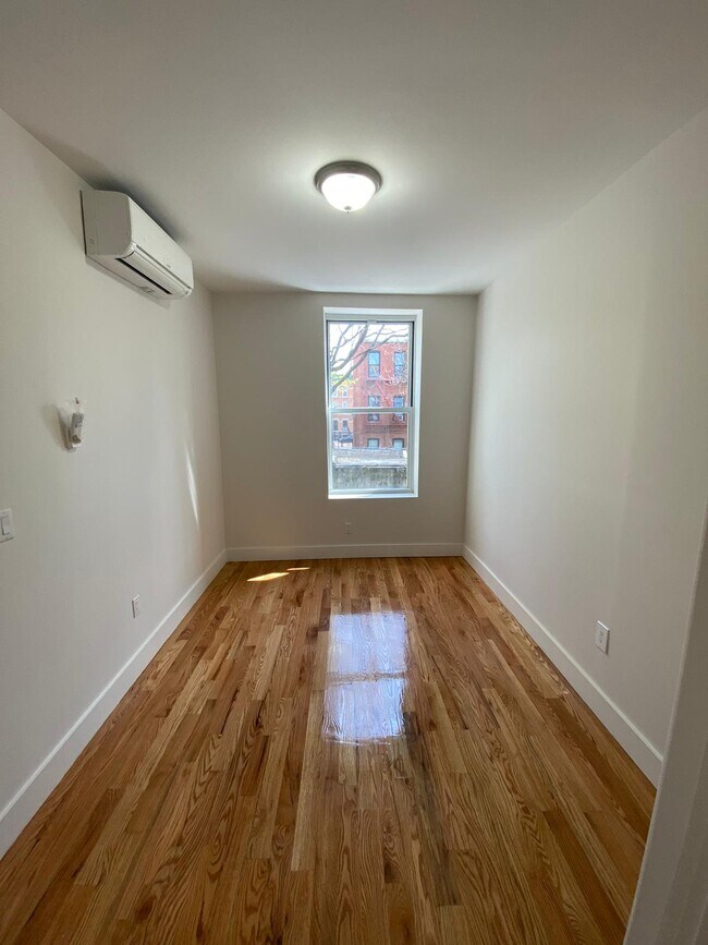 Foto del edificio - 351 E 26th St