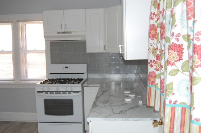 KITCHEN-2 - 2011 W Fargo Ave