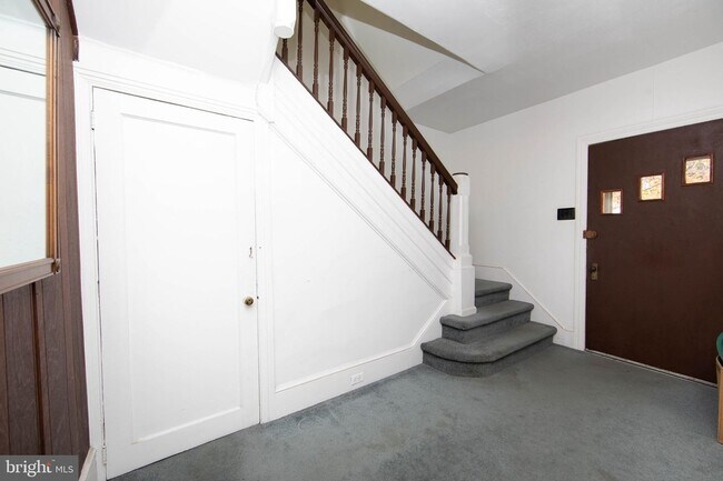 Main Entrance - 11 E Thompson Ave