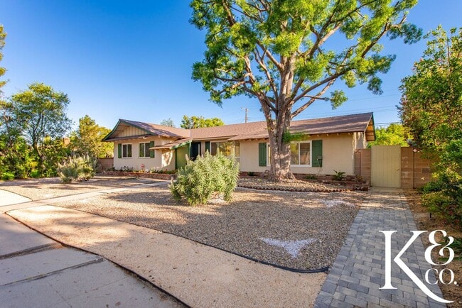 Foto del edificio - Charming 3-Bedroom Home with Pool in Prime...