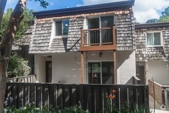 Building Photo - 1613 Valencia Way