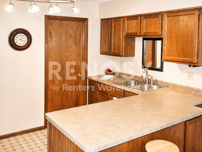 Foto del edificio - Available Now | 2BR End Unit in the Heart of Eagan - $2,095